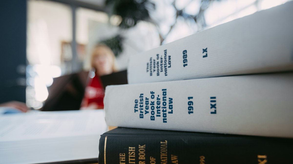 Hukuk Bürolarında ve Hukuk Departmanlarında Yapay Zeka: Sözleşme, Araştırma, Dilekçe ve Sınırlar (2026)